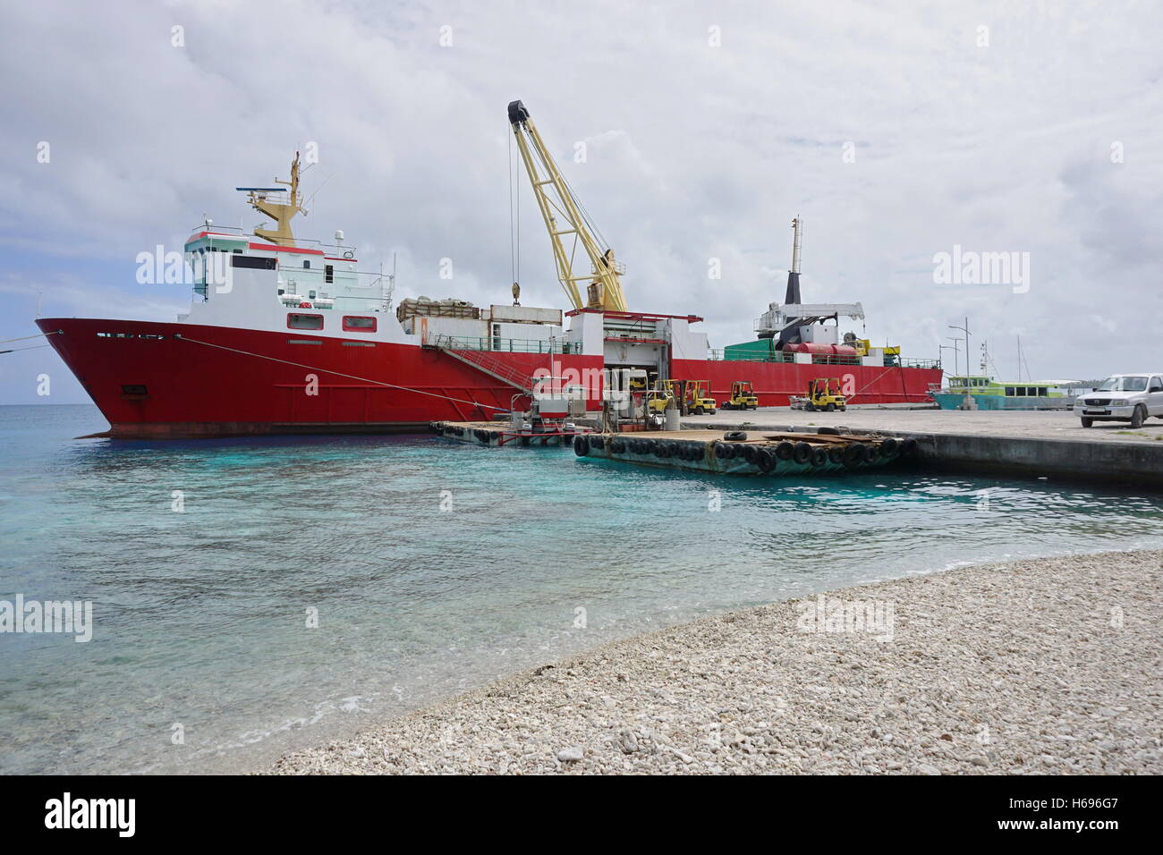 Nave da carico attraccata ad una banchina, atollo di Rangiroa, Arcipelago Tuamotu, Polinesia Francese Foto Stock