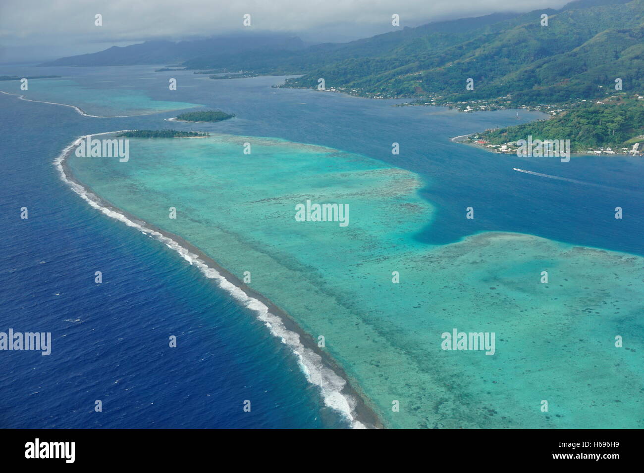 La laguna e la barriera corallina dell'Isola Raiatea, vista aerea, Oceano Pacifico del Sud, Isole della Società, Polinesia Francese Foto Stock