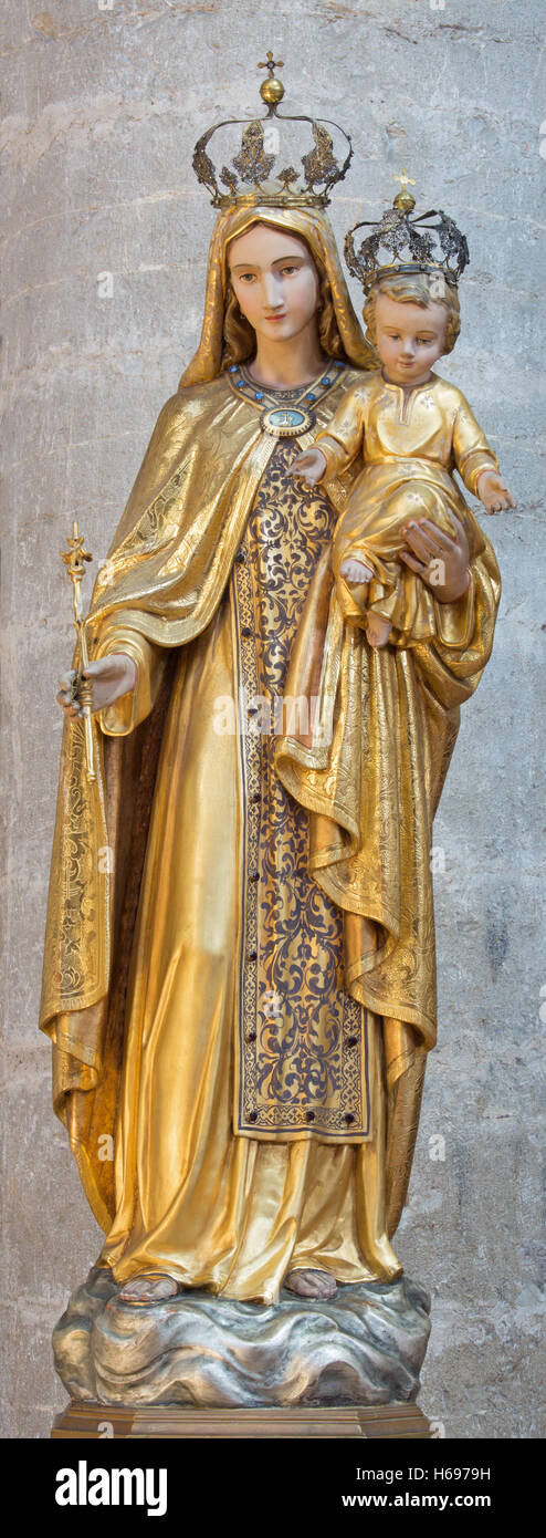 BRESCIA, Italia - 23 Maggio 2016: Il policromo scolpito la Statua della Madonna nella Chiesa di Santa Maria del Carmine Foto Stock