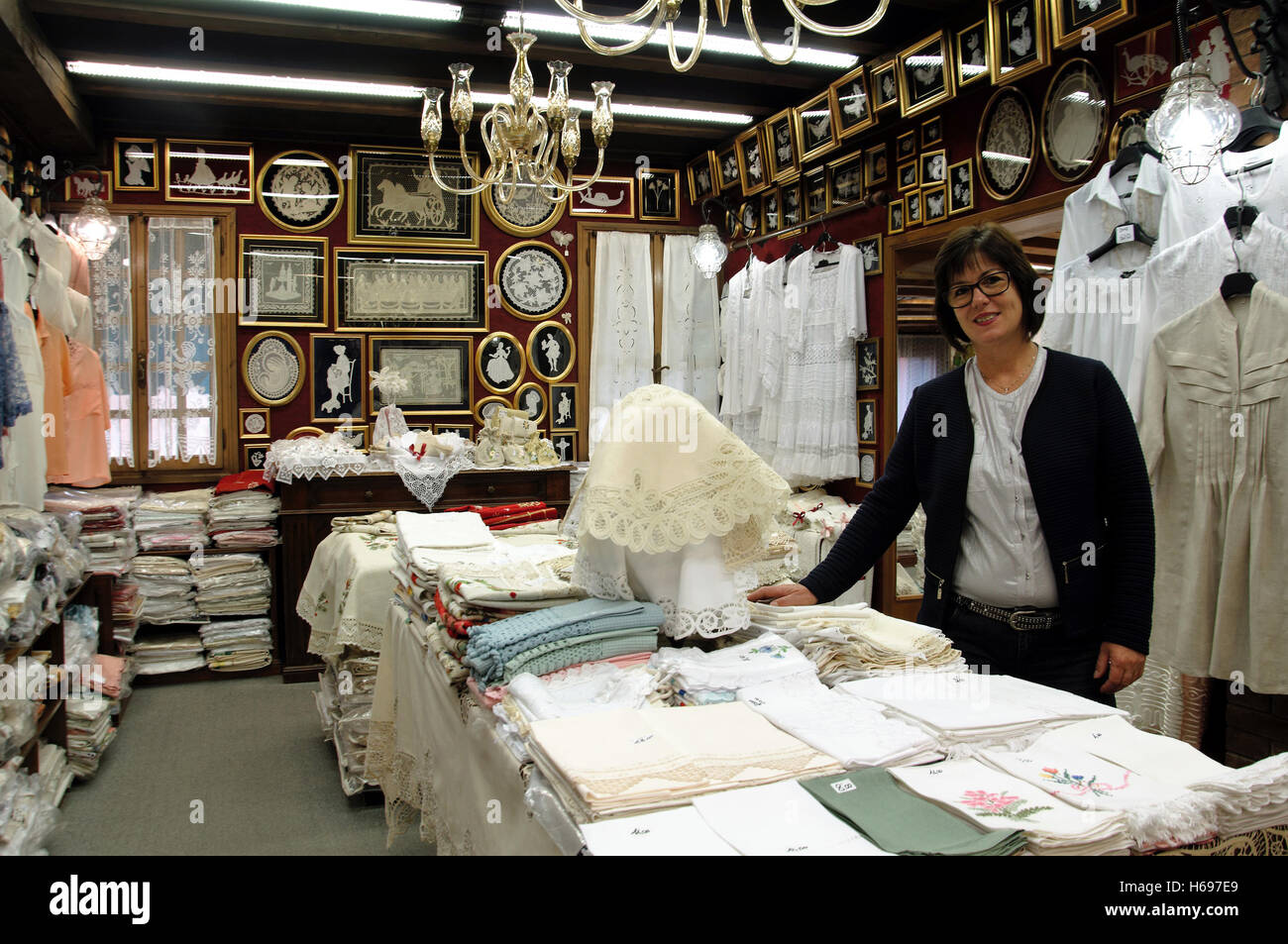 Un display di splendidi pizzi e merletti-guarniti di tessuti in 'dalla Olga' lace shop in isola di Burano vicino a Venezia Foto Stock