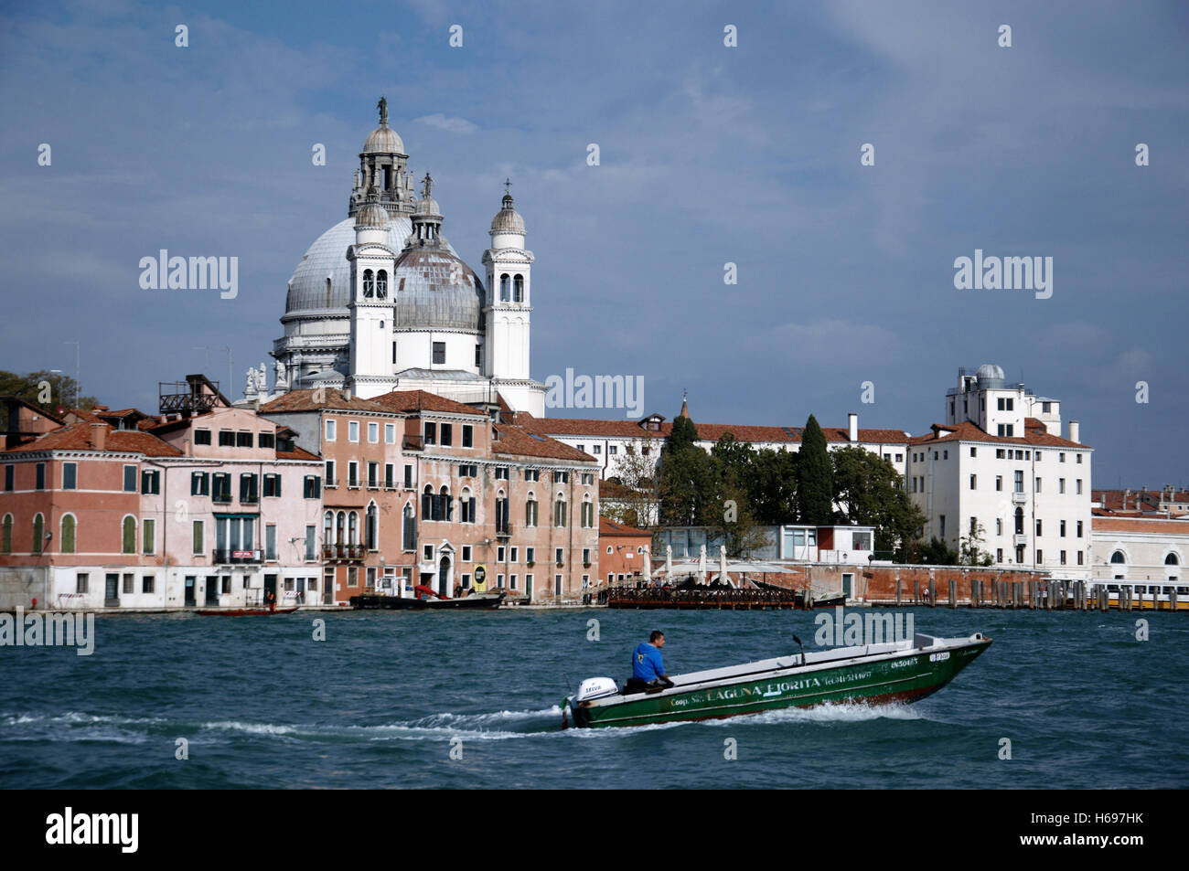 Le luccicanti cupole e torri della chiesa di Santa Maria della Salute, spiccano al di sopra di Venezia è affollato lungomare più meridionale Foto Stock