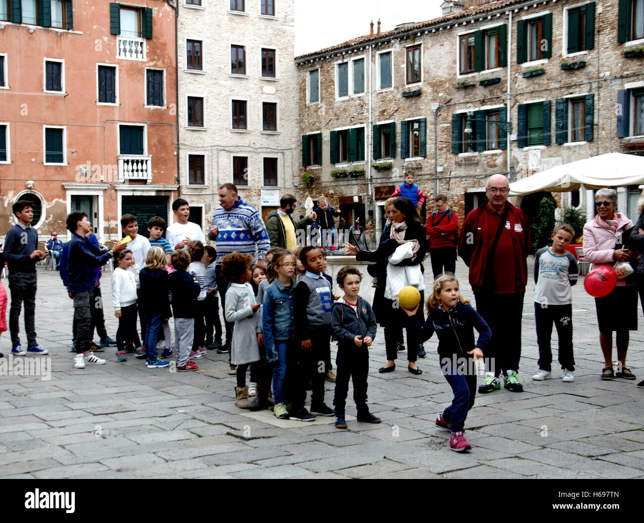 Una domenica a Venezia i bambini giocare nel Campo Santa Margherita nel Dursoduro districrt Foto Stock