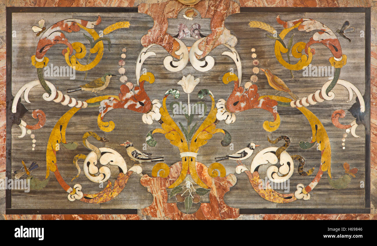 BRESCIA, Italia - 22 Maggio 2016: La pietra mosaico floreale sull altare laterale nella Chiesa di San Francesco d'Assisi da ignoti artis Foto Stock