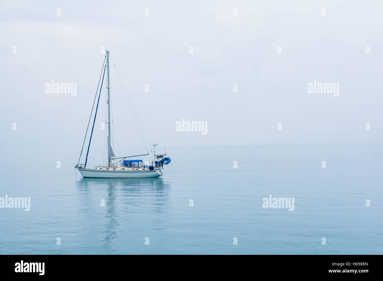 Una barca a vela al di ancoraggio nel Pacifico Foto Stock
