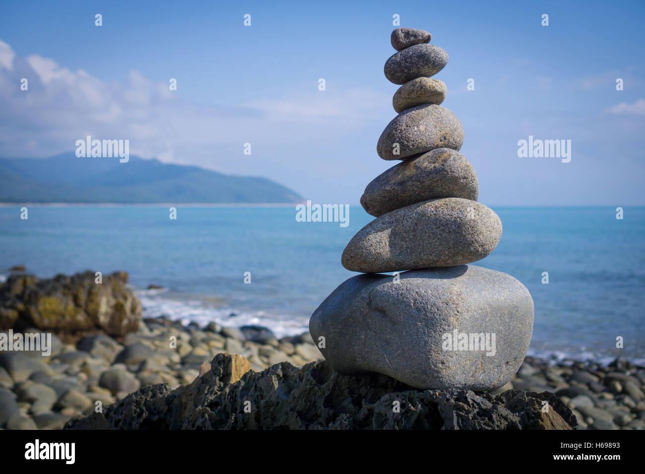Una raccolta di bellissime pietre disposte dalla spiaggia vicino a Cairns nel Queensland Foto Stock