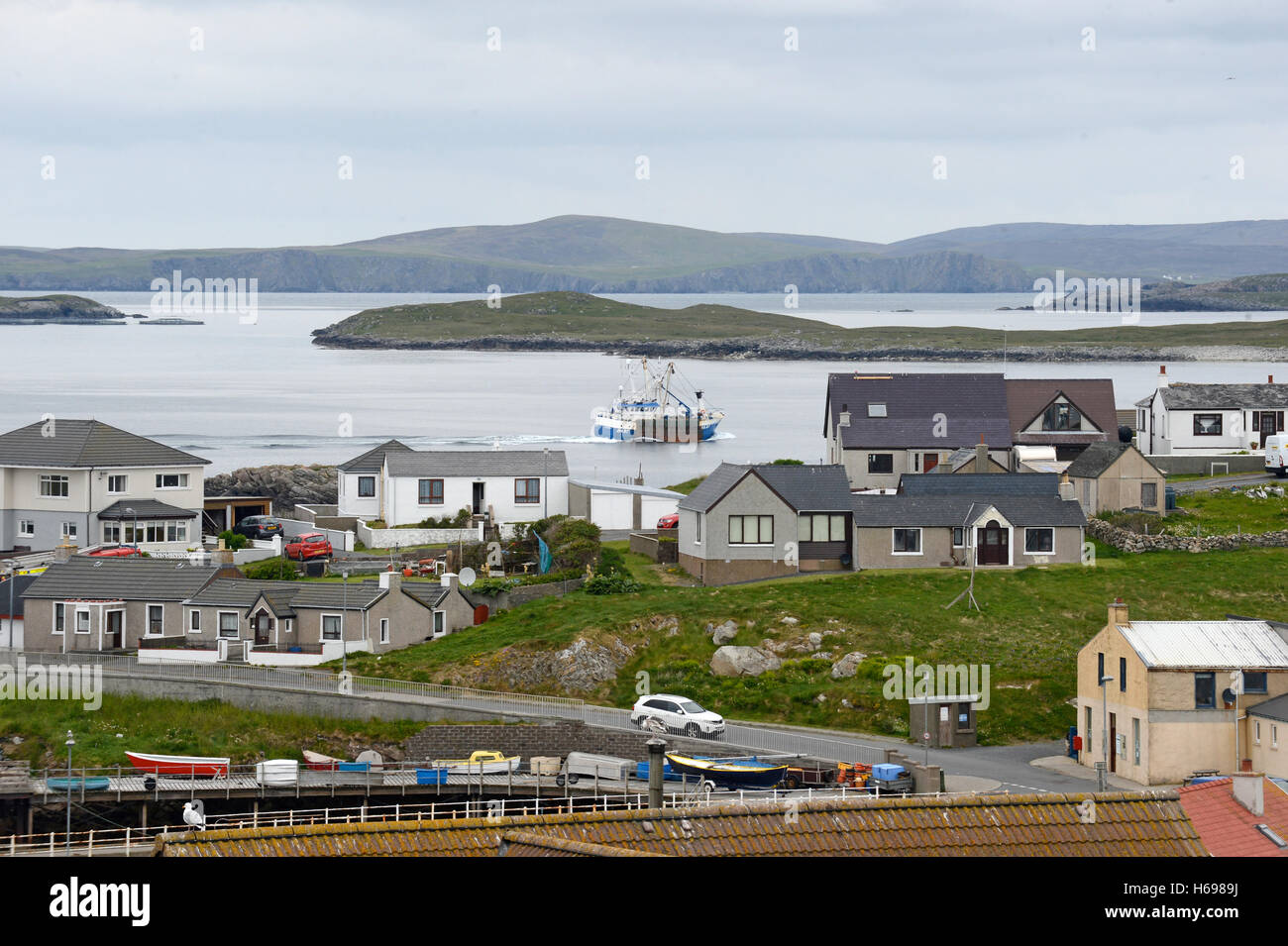 Il villaggio di Hamnavoe Burra maggiori informazioni in un villaggio di pescatori che si trova sul lato ovest di Shetland . Foto Stock