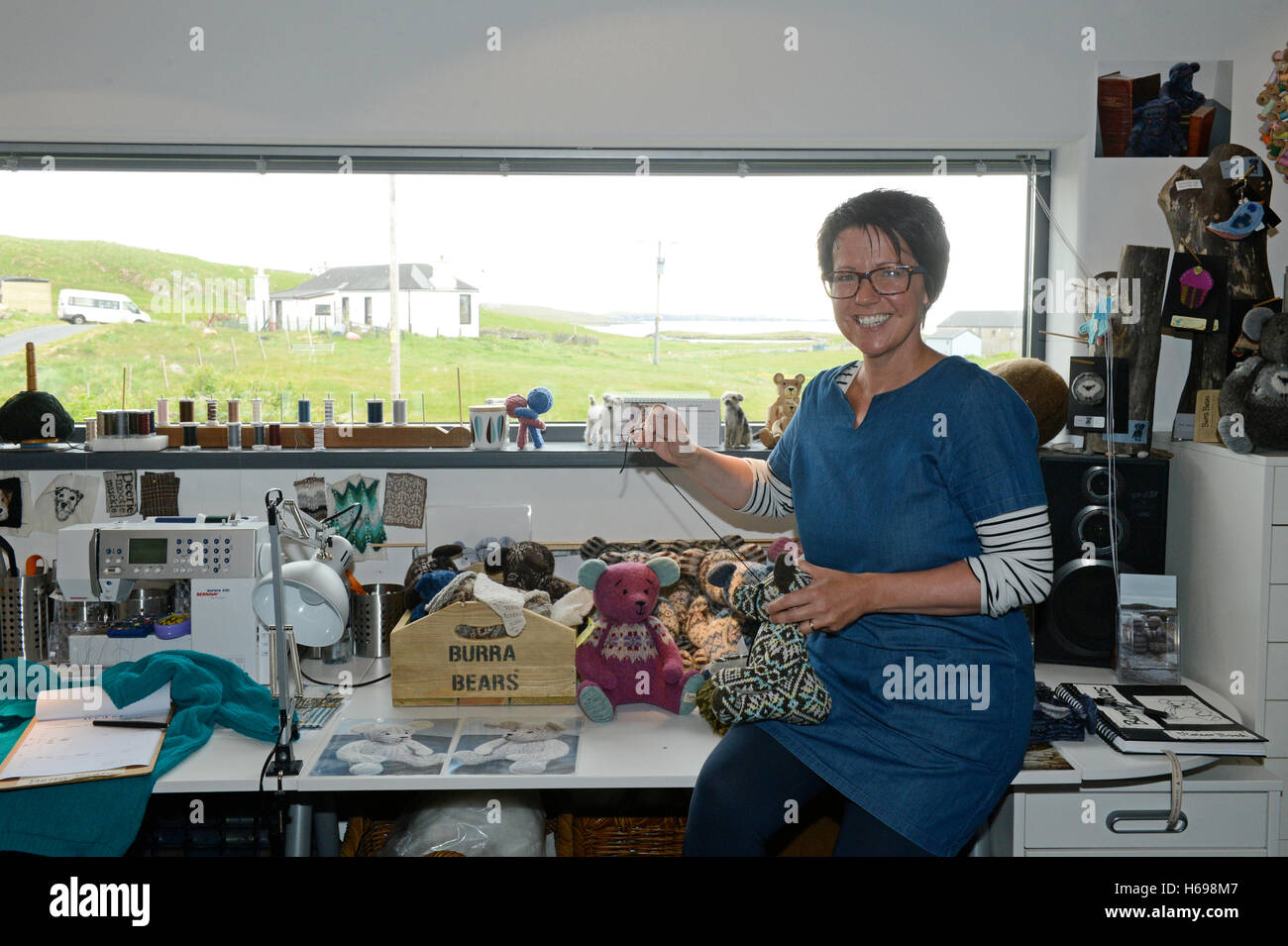 Wendy Inkster di Burra reca nella sua officina in Shetland. Foto Stock