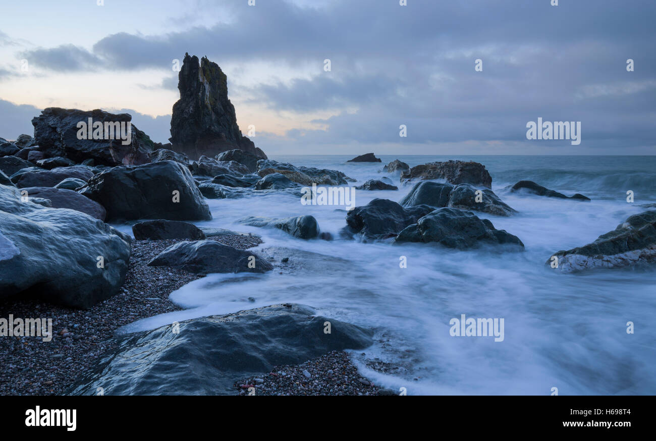 Picchi di marea a Shag Rock vicino Downderry Cornovaglia Foto Stock