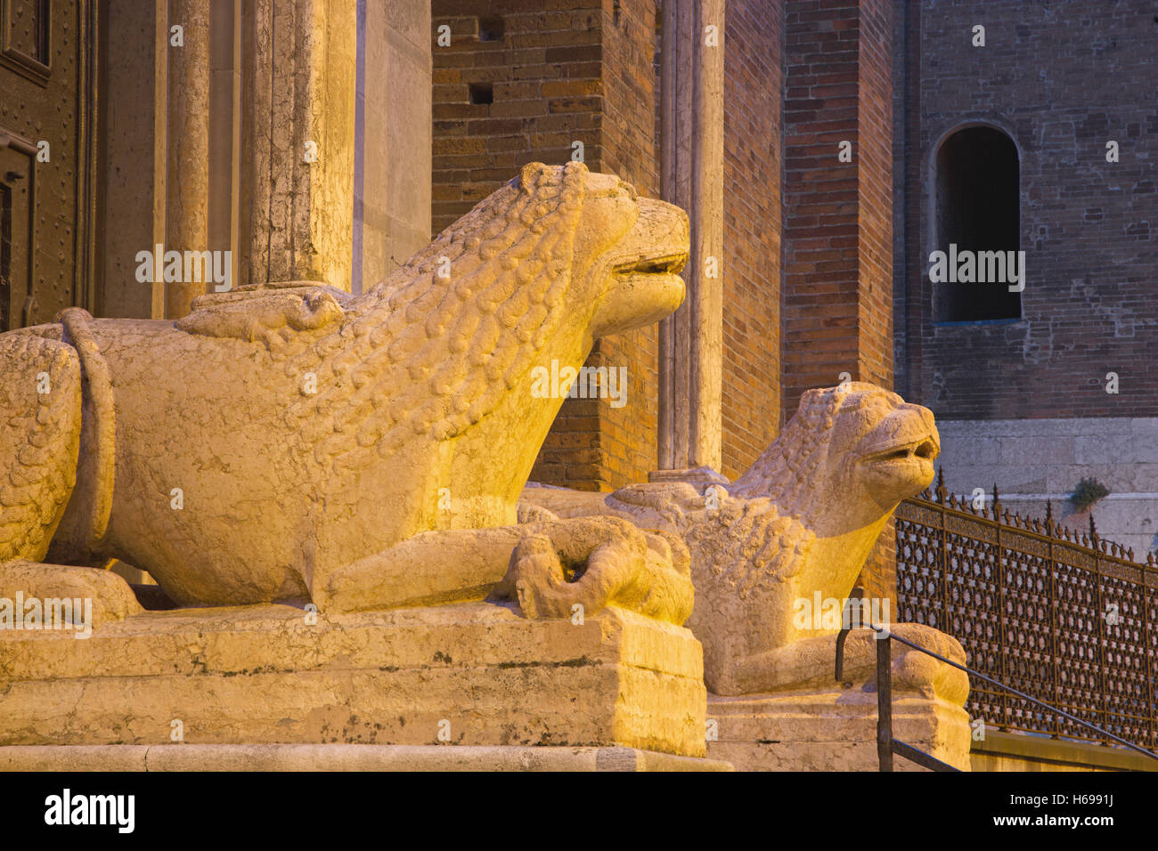 CREMONA, Italia - 24 Maggio 2016: i Lions nella parte anteriore del portale ovest la Cattedrale Assunzione della Beata Vergine Maria. Foto Stock