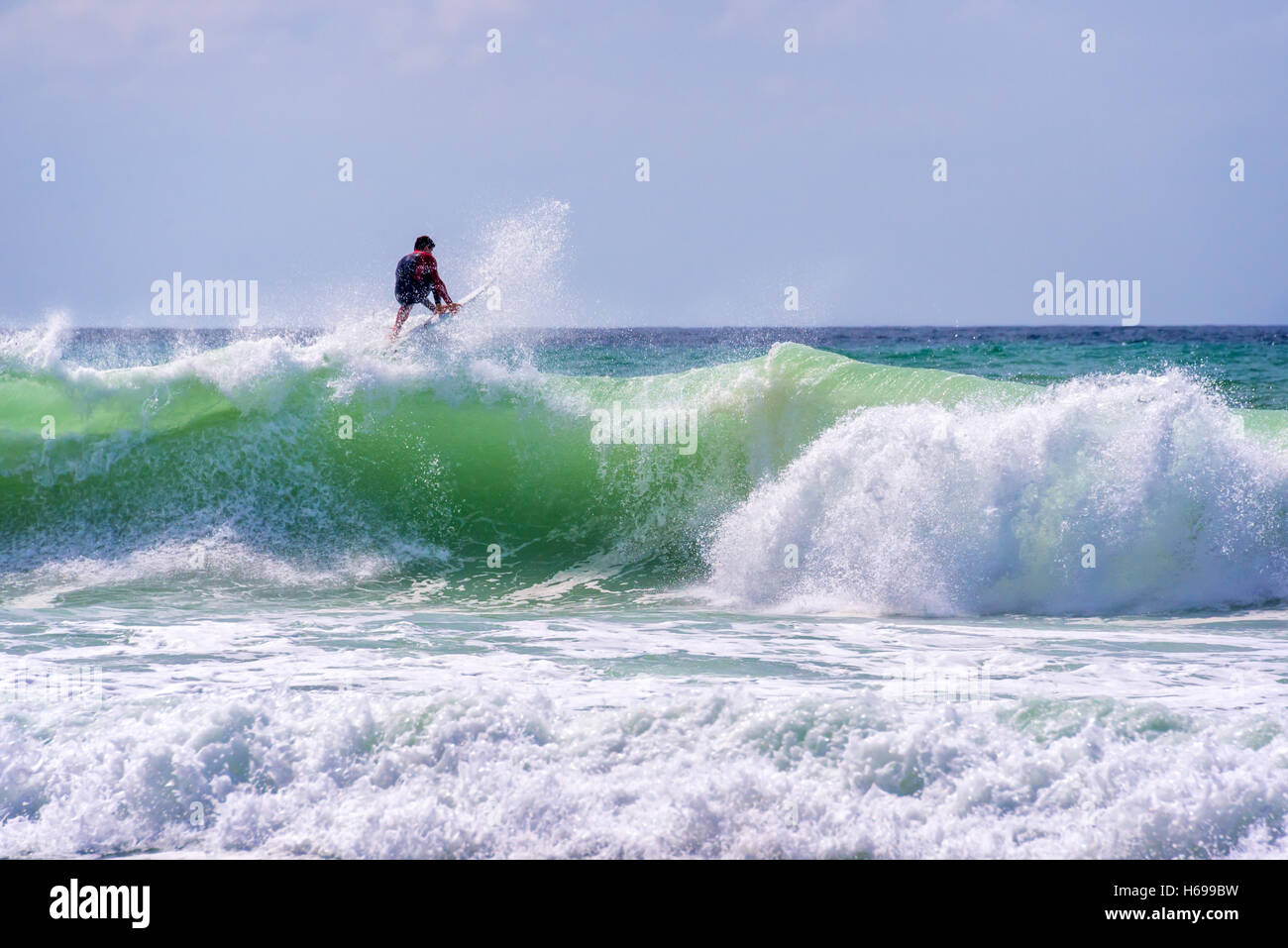Surfer a cavallo di un enorme ondata durante il mondiale di surf league in Lacanau, Francia Foto Stock