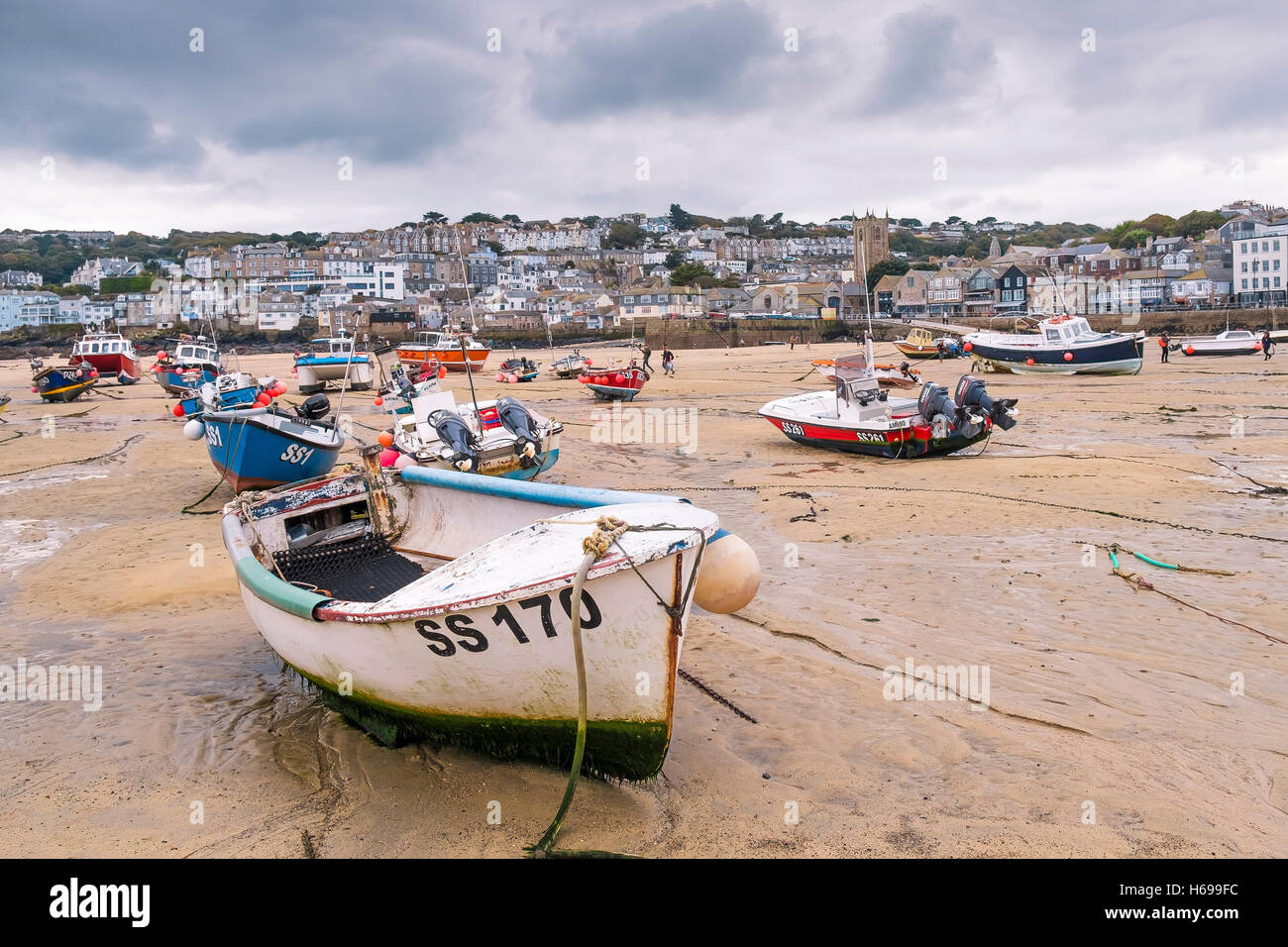 Bassa marea a St Ives Harbour in Cornovaglia. Foto Stock