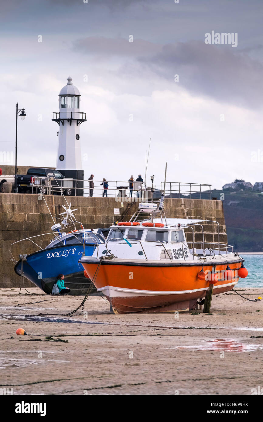 Bassa marea a St Ives Harbour in Cornovaglia. Foto Stock