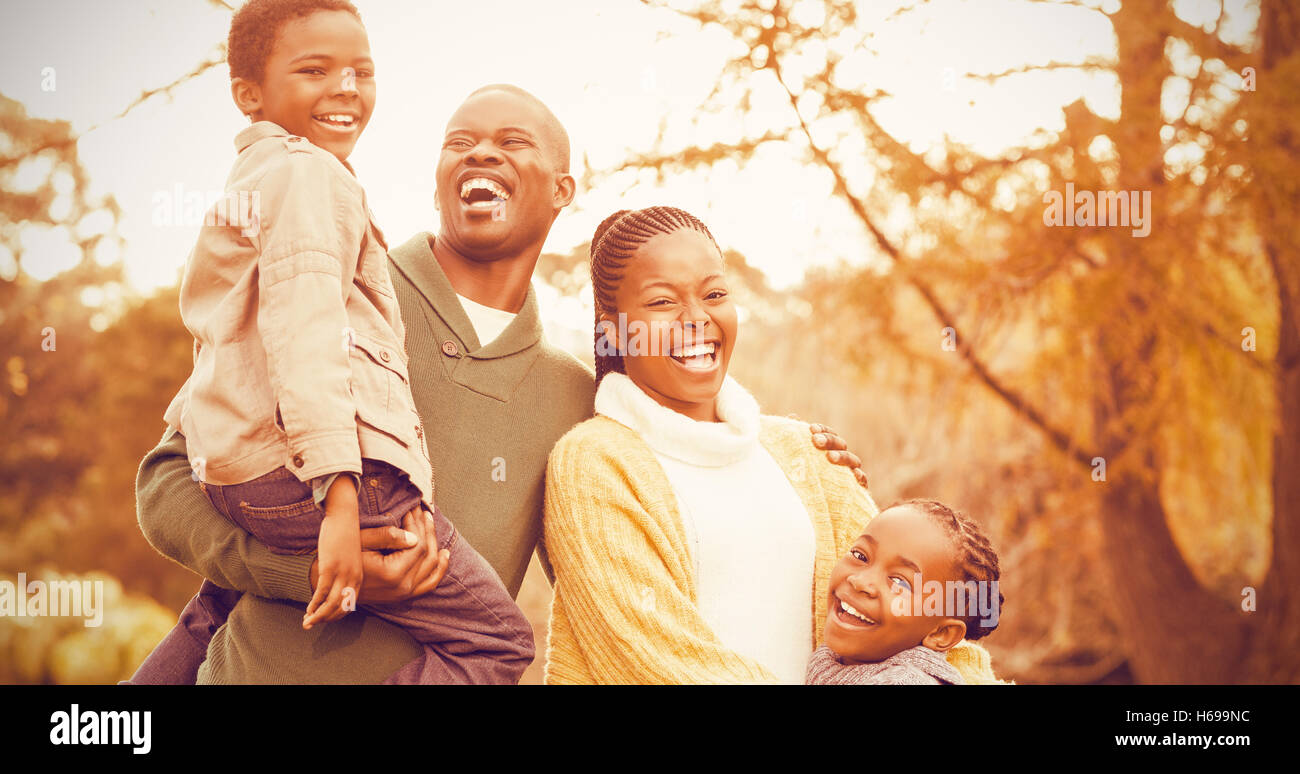 Ritratto di un sorridente giovane famiglia ridere Foto Stock