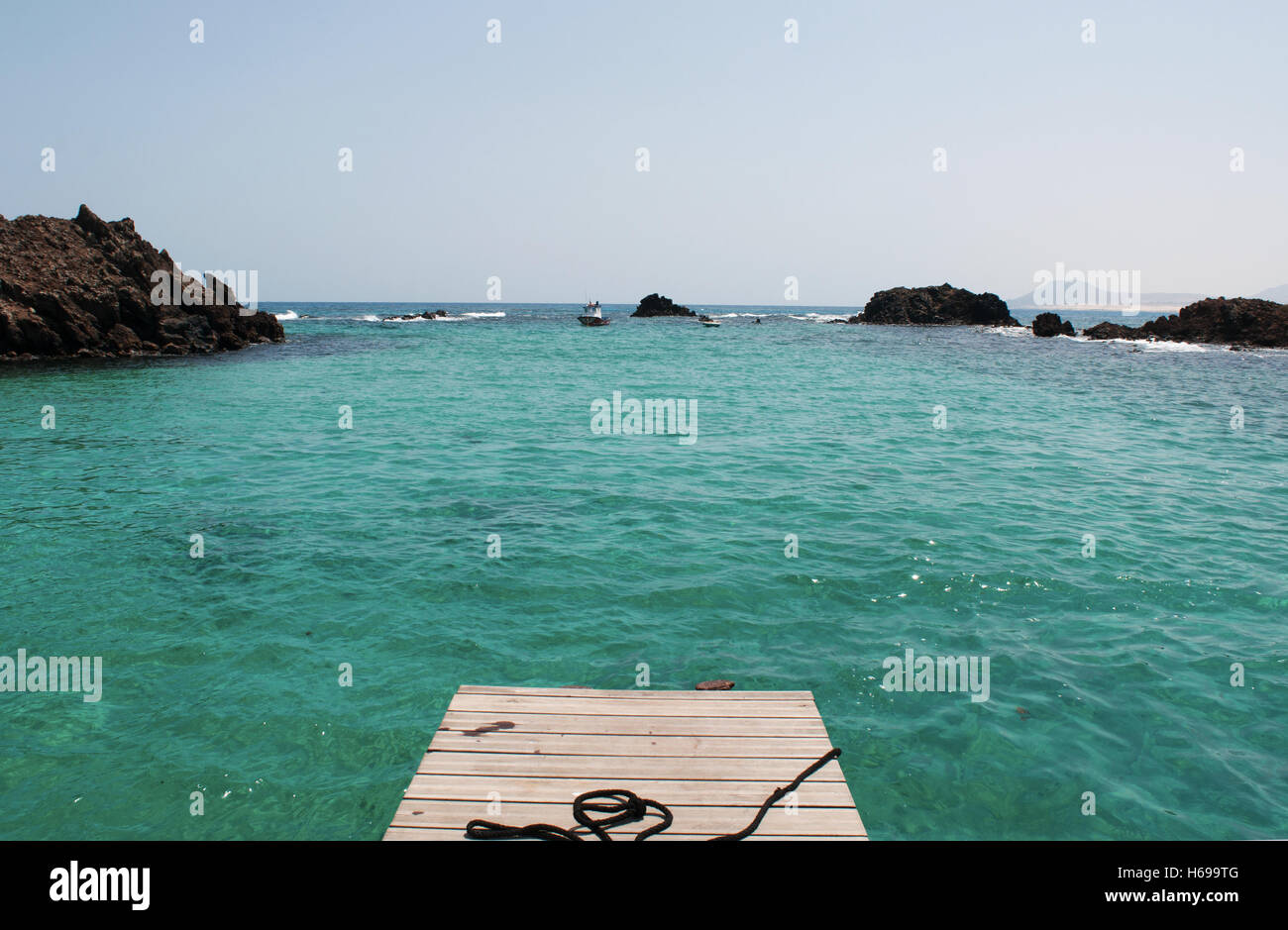 Fuerteventura: l'acqua cristallina e il piccolo molo Isola di Lobos Foto Stock