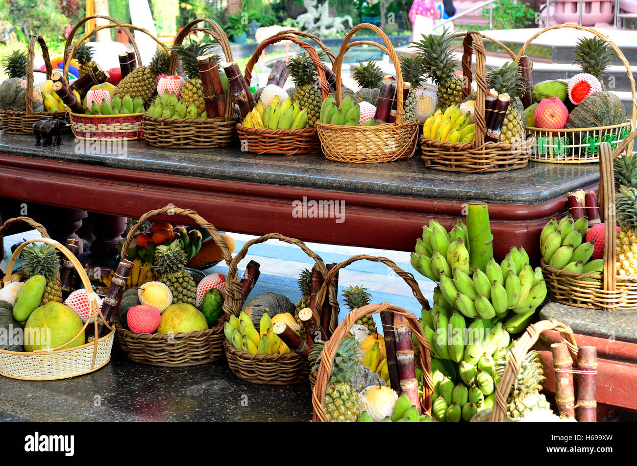 Offerte sacrificali a Erawan Museum, Samut Prakan, Thailandia Foto Stock