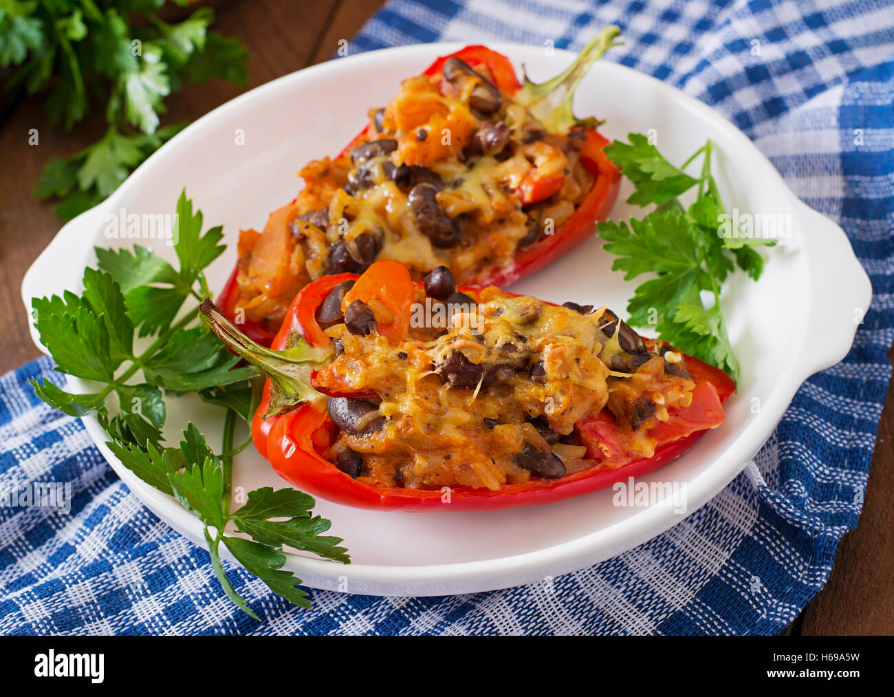 Peperoni ripieni con riso, fagioli e zucca in stile messicano Foto Stock