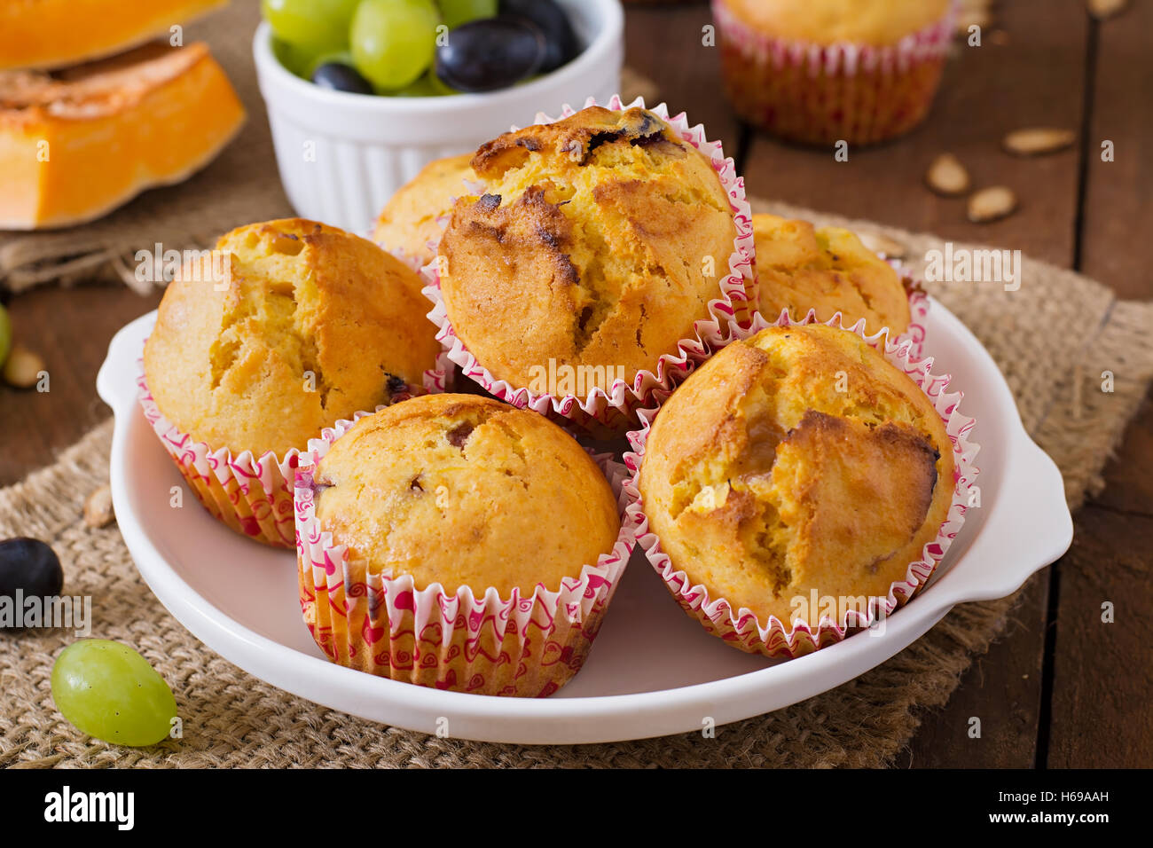 Appetitosi e rubicondo muffin con zucca e uva Foto Stock