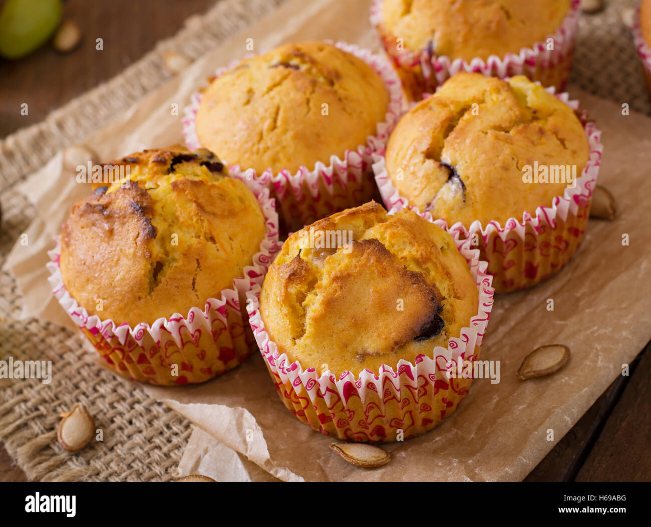 Appetitosi e rubicondo muffin con zucca e uva Foto Stock