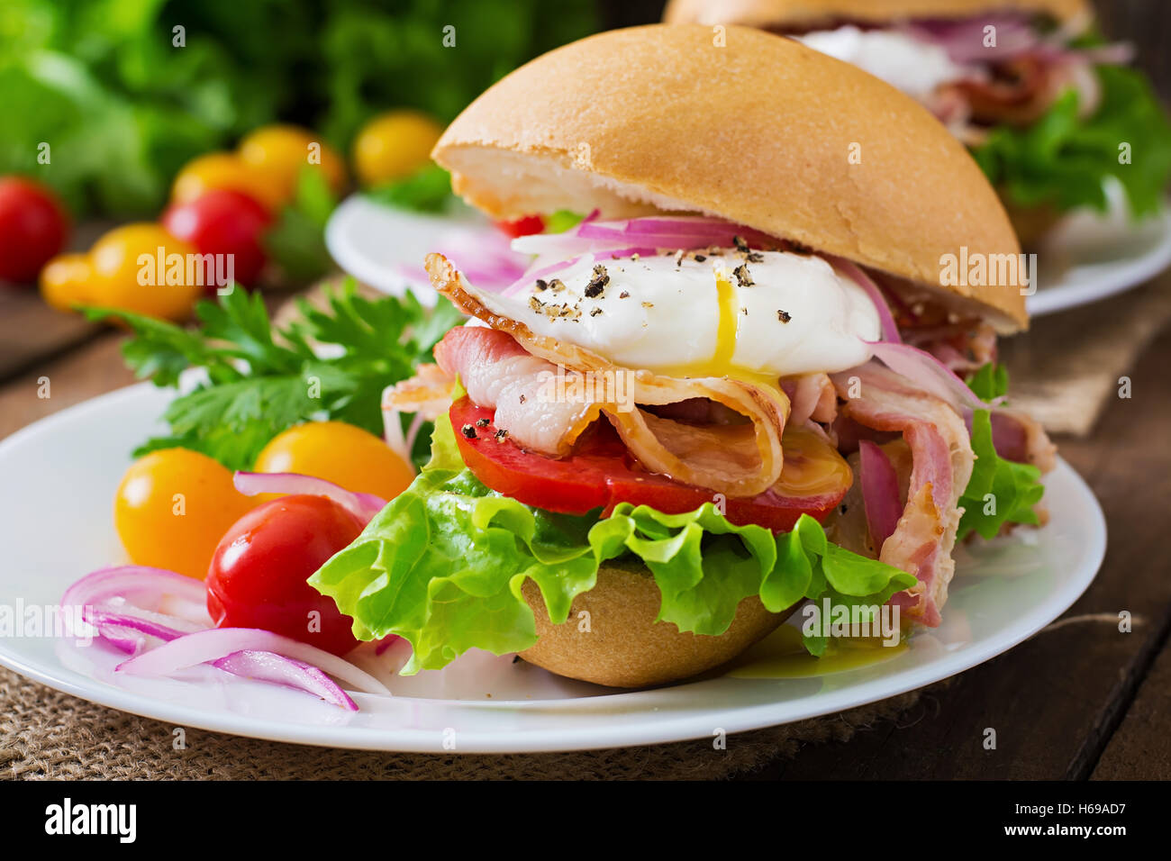 Sandwich con pancetta e uova in camicia Foto Stock