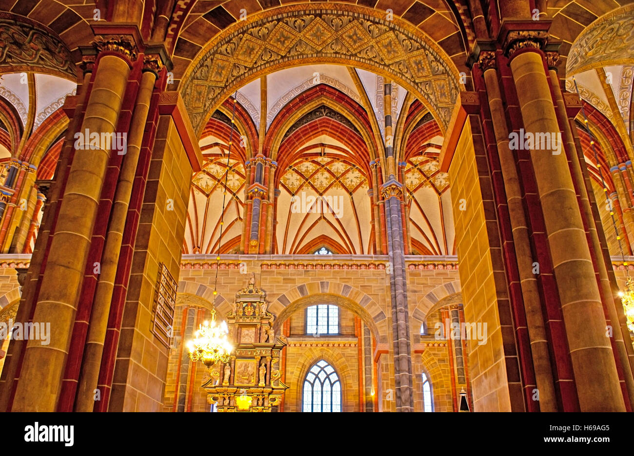 La vista dall'isola sulla cupola, decorato le pareti e le colonne della navata della cattedrale di San Pietro Foto Stock