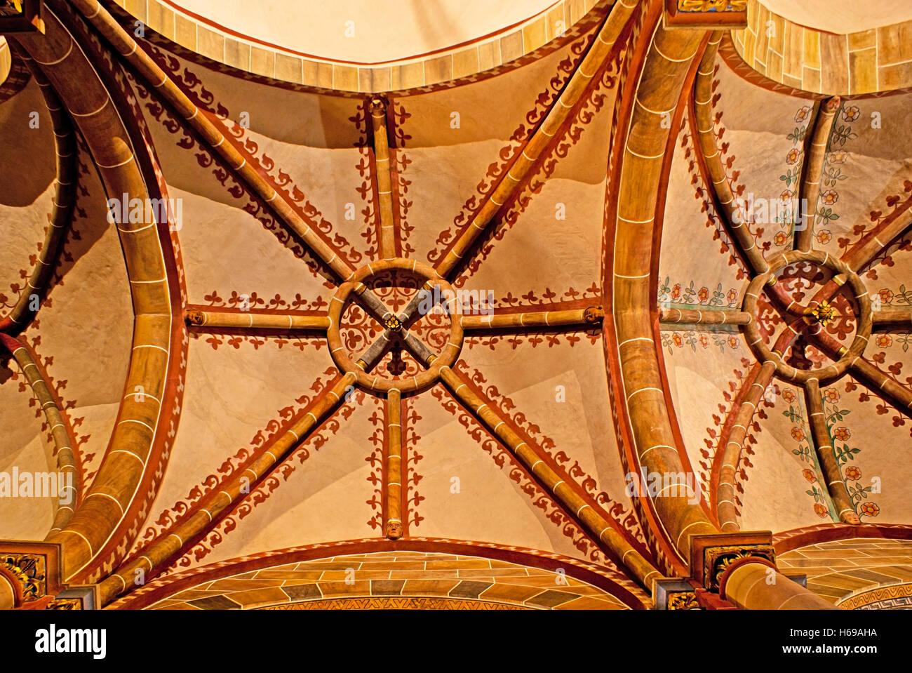 Le cupolette decorate con bassorilievi e motivo floreale nella cattedrale di San Pietro Foto Stock