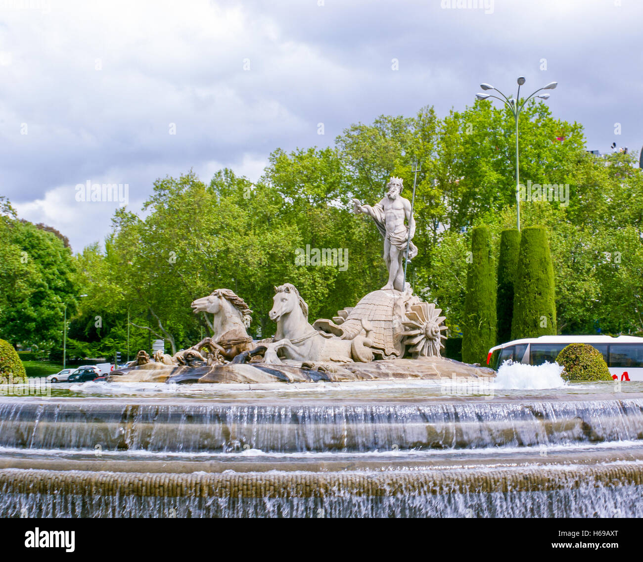 La fontana rappresenta il dio greco Nettuno che cavalcare le onde sui suoi cavalli bianchi. Foto Stock