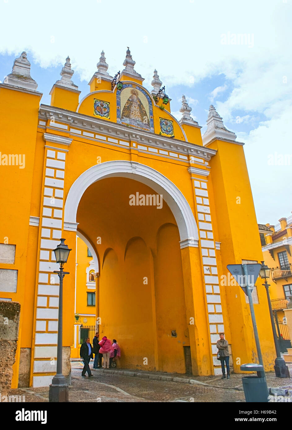 Puerta de la Macarena o Macarena gate è la parte intatta della almohade le mura della città, situato accanto alla Basilica de la Macarena Foto Stock