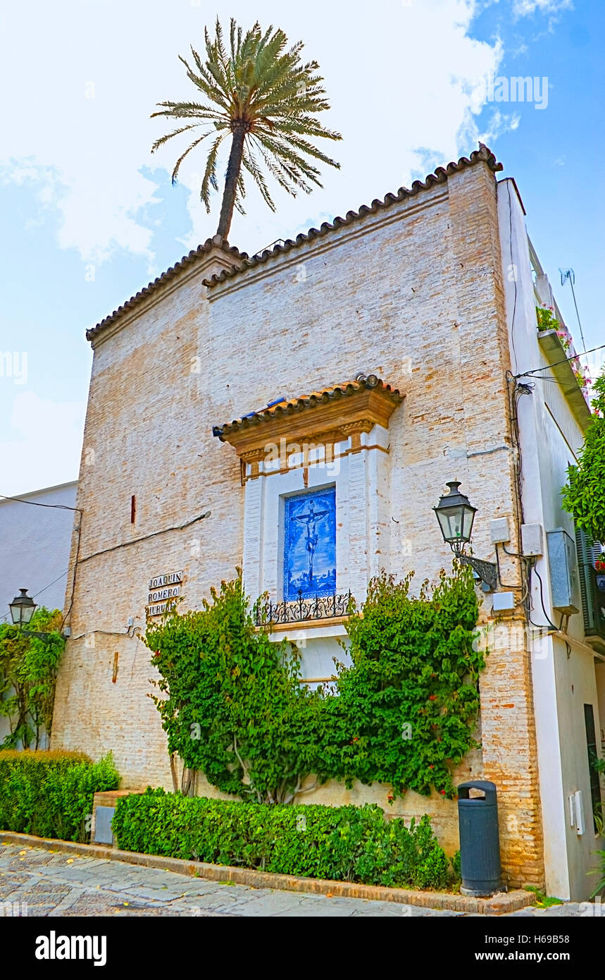 Il muro di casa decorata con mattonelle icona raffigurante la Crocifissione di Cristo, su Plaza de la Alianza Foto Stock