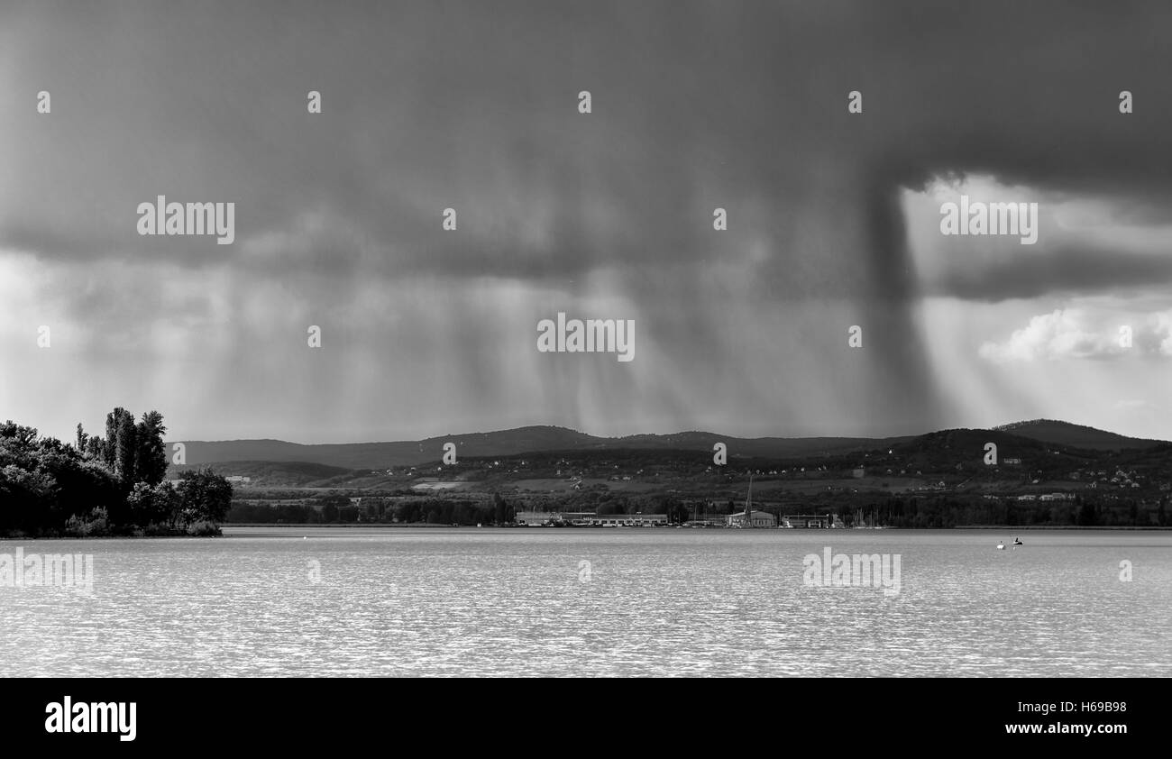 Vista sul lago di Balaton dall'Ungheria, prima di un violento acquazzone in bianco e nero Foto Stock