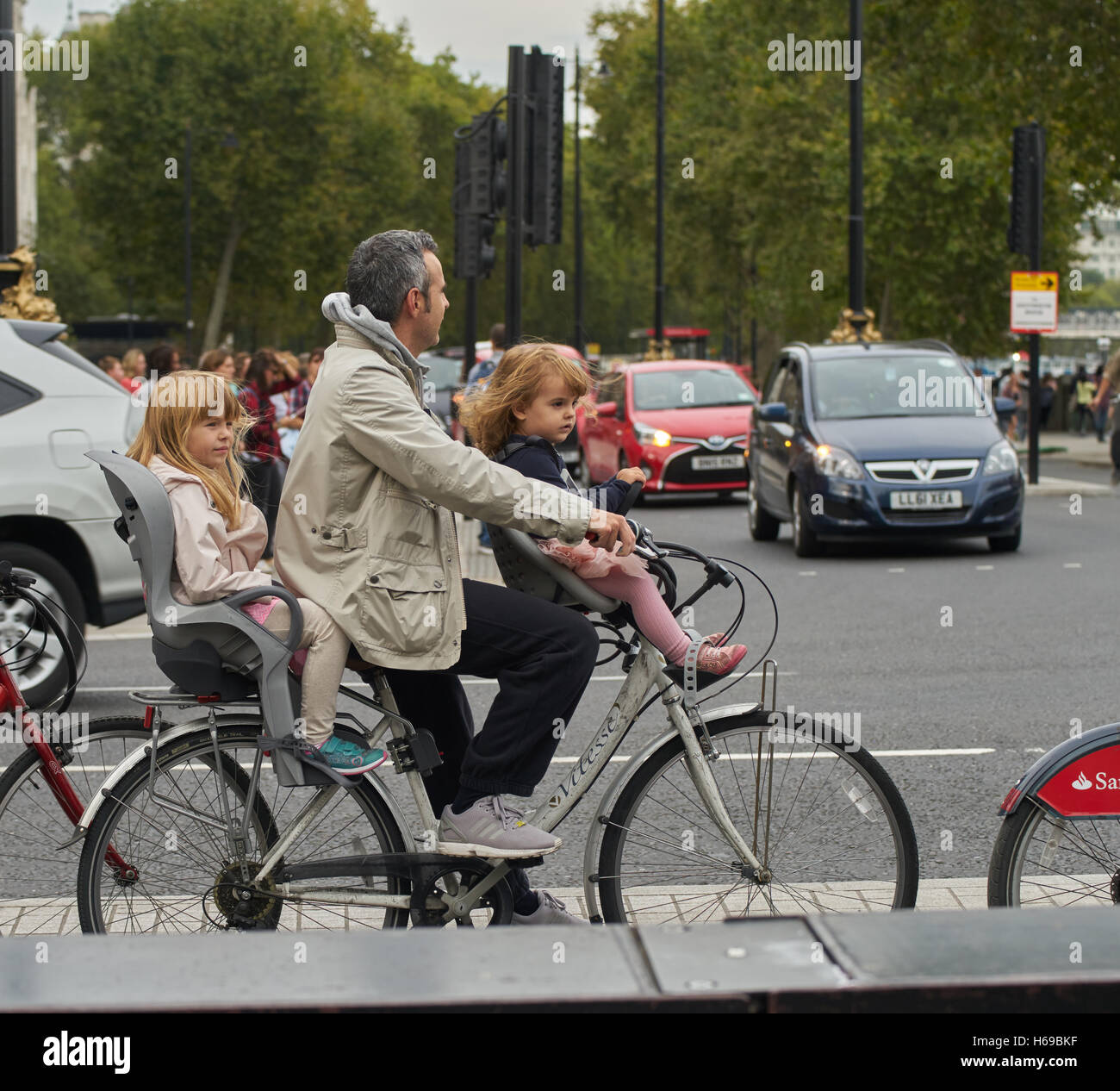 Ciclista con bambini, Escursioni in bicicletta a Londra con la famiglia. Foto Stock