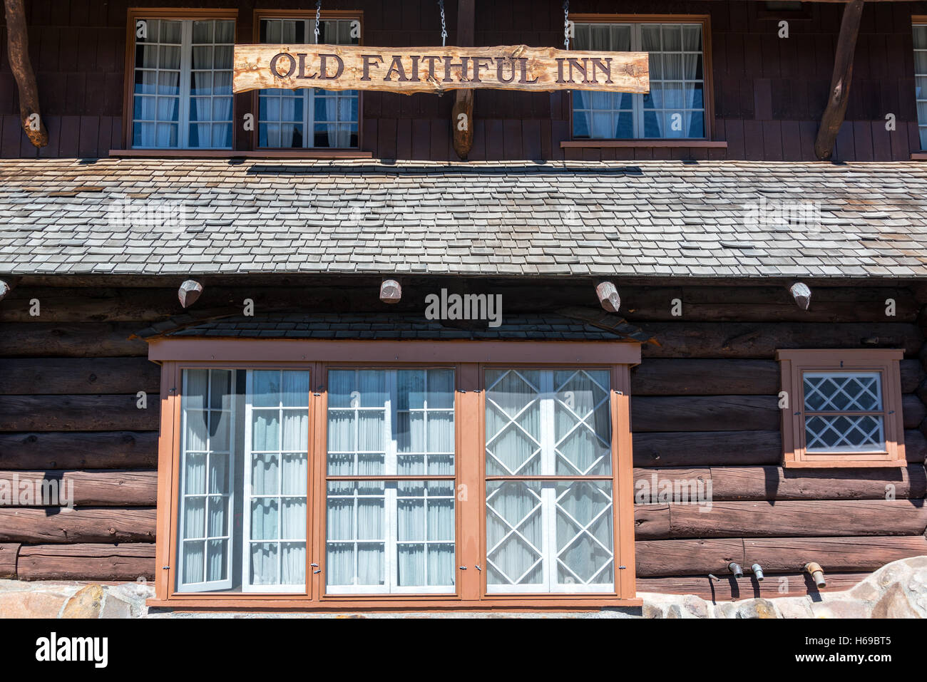 Esterno della storica Old Faithful Inn nel Parco Nazionale di Yellowstone Foto Stock