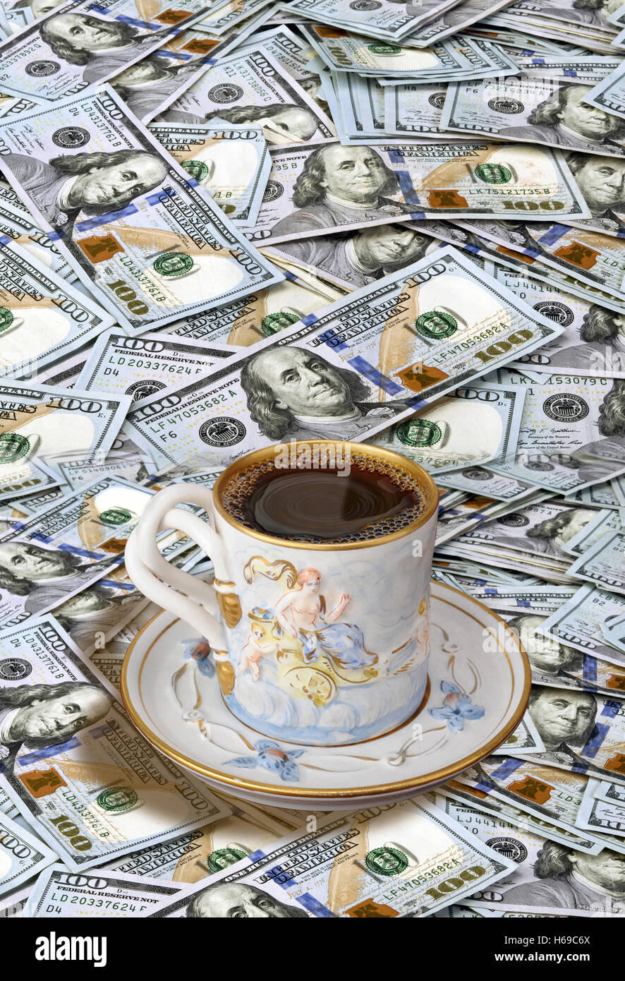 Pausa caffè tempo con denaro sul tavolo. Foto Stock