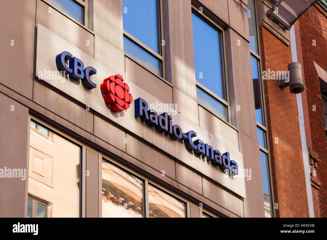 Il logo e il cartello in CTF/Radiofonico-Canada (Canadian Broadcasting Corporation) edificio in Ottawa, Ontario, Canada. Foto Stock