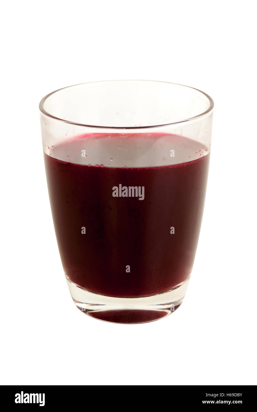 Fresco di radice di barbabietola succo di frutta in vetro di bevande isolato su sfondo bianco di oggetti con i tracciati di ritaglio Foto Stock