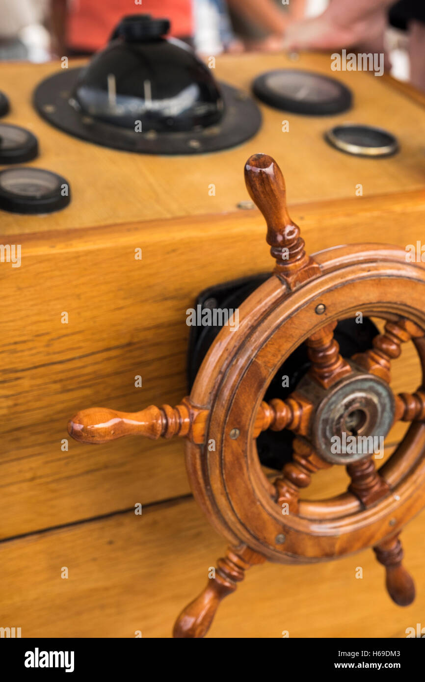 Il volante di una piccola barca che i traghetti che i turisti a visitare l'isolotto che ospita la Chiesa Cattolica Romana la Nostra Signora della roccia CHAP Foto Stock