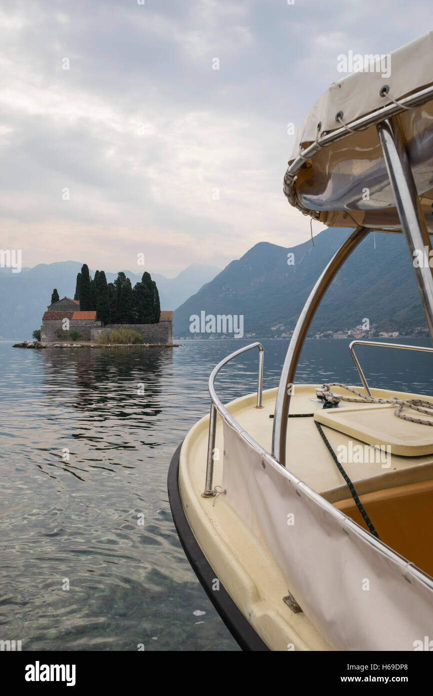 Vista di Saint George's Island con un turista bout presi dall'isolotto nella Baia di Kotor vicino a Perast, Montenegro, che ospita Foto Stock