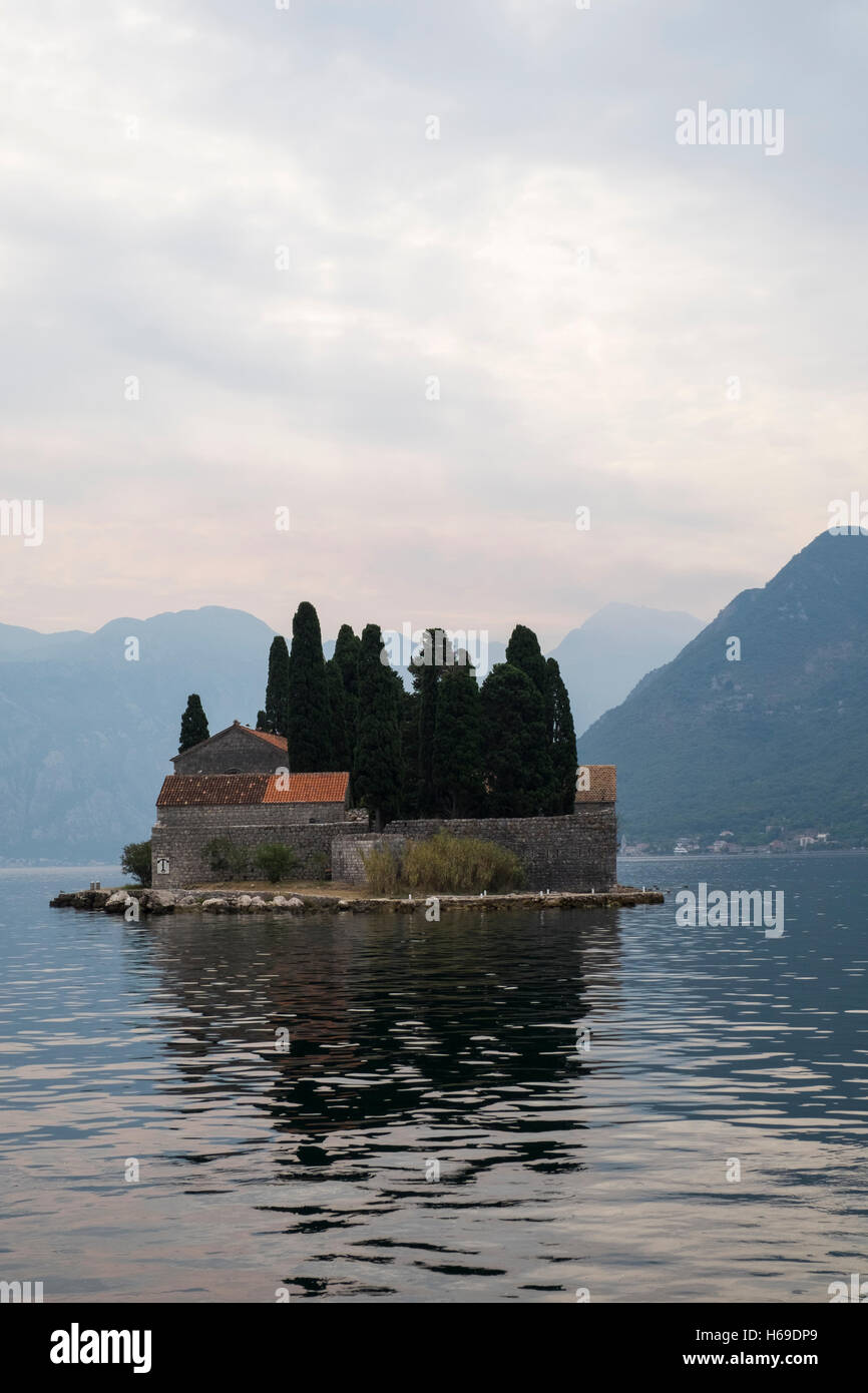 Vista l'isolotto Saint George's Island prese dalla Nostra Signora della roccia isolotto o Gospa od Skrpjela, nella Baia di Kotor vicino al PE Foto Stock