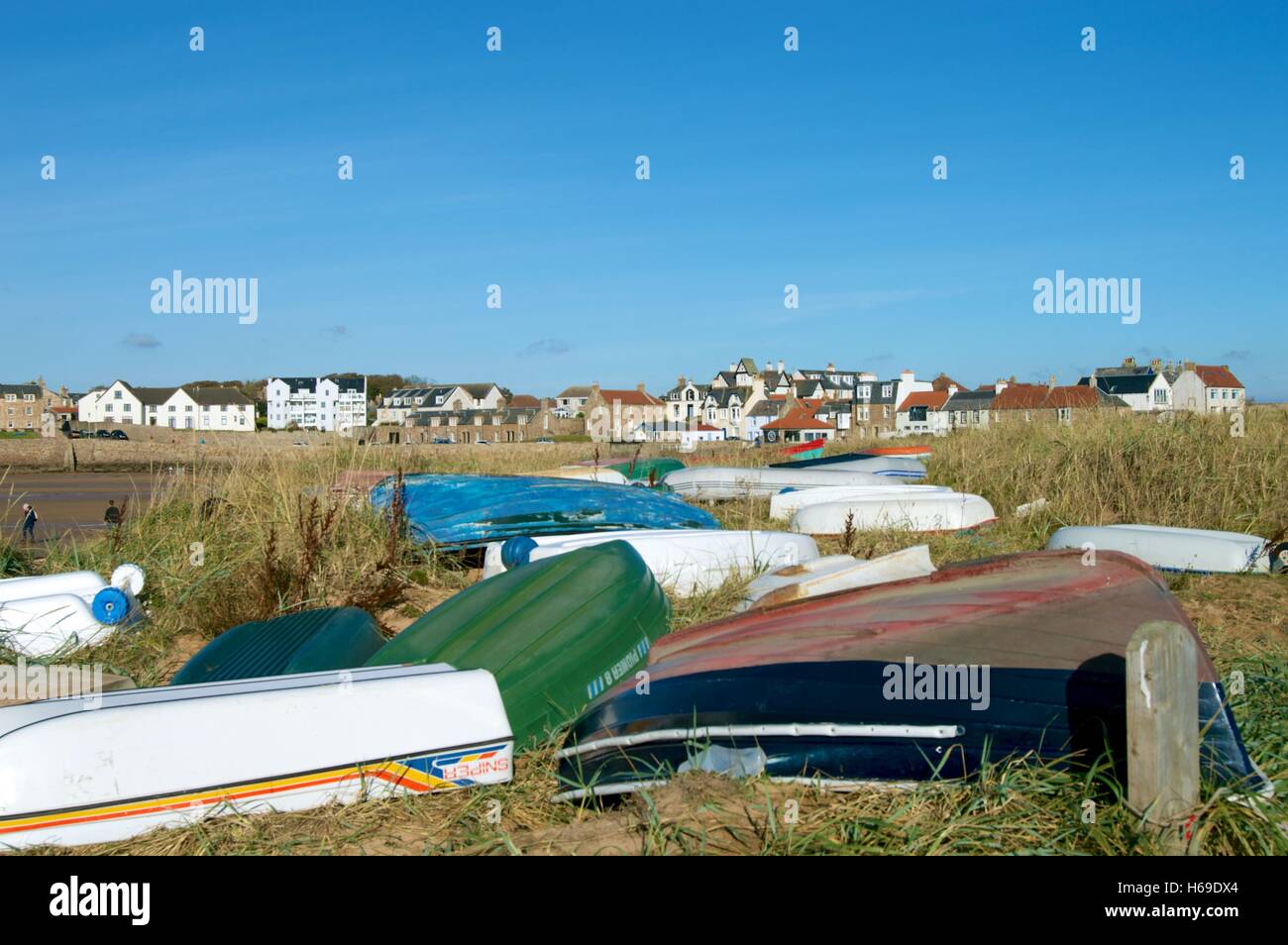 Barche capovolta sulla spiaggia Elie Scozia Scotland Foto Stock