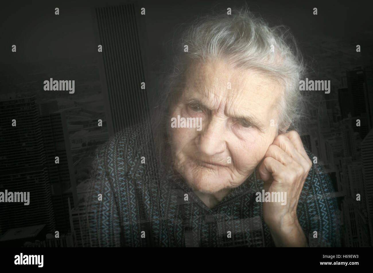 Ritratto di un triste donna anziana, doppia esposizione. Sognare il passato. Messa a fuoco selettiva. Foto Stock