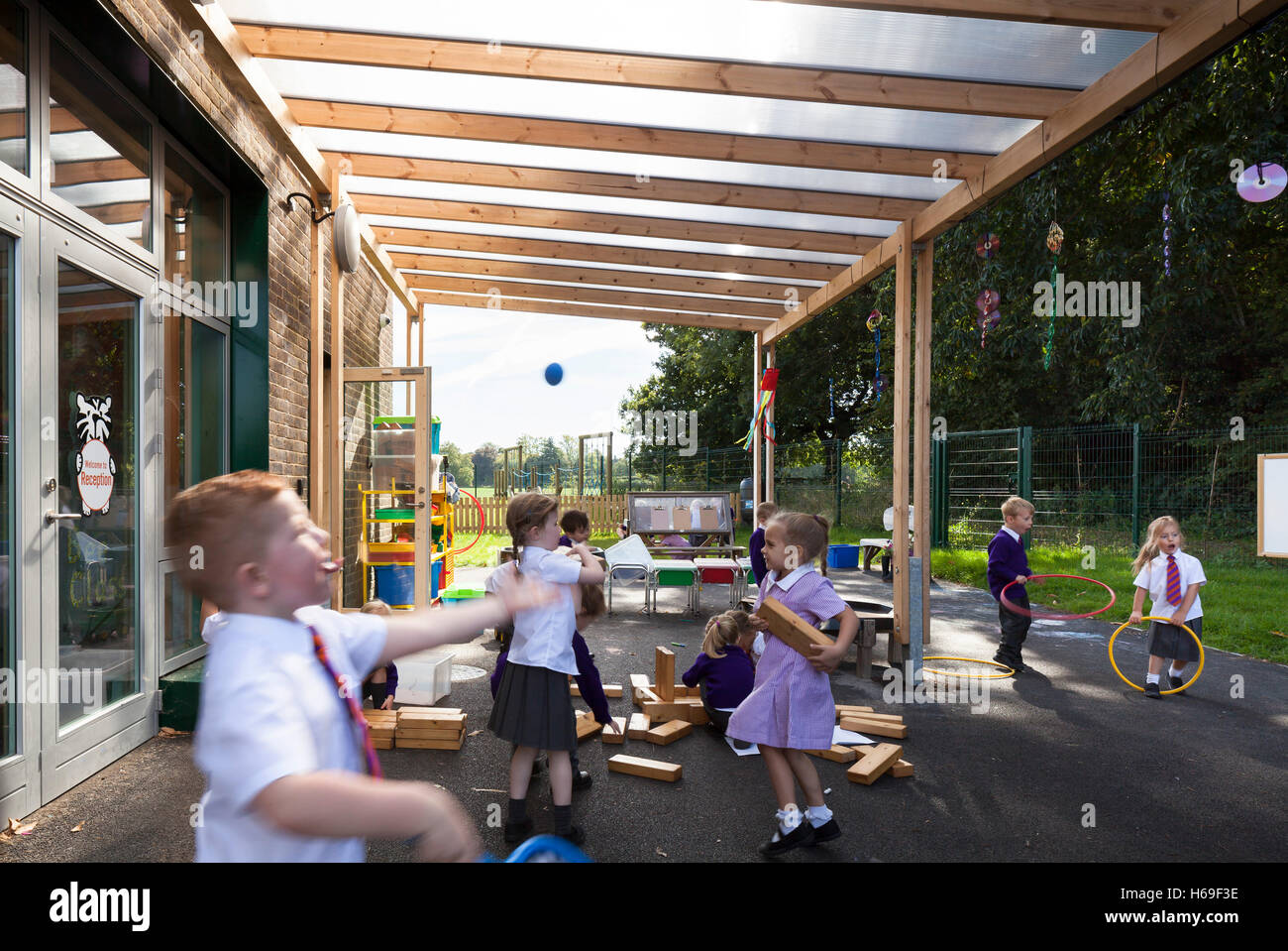 Area di gioco al di fuori classe sala con giochi per bambini. Tiger scuola primaria, Maidstone, Regno Unito. Architetto: Jestico + Whiles, 2011. Foto Stock