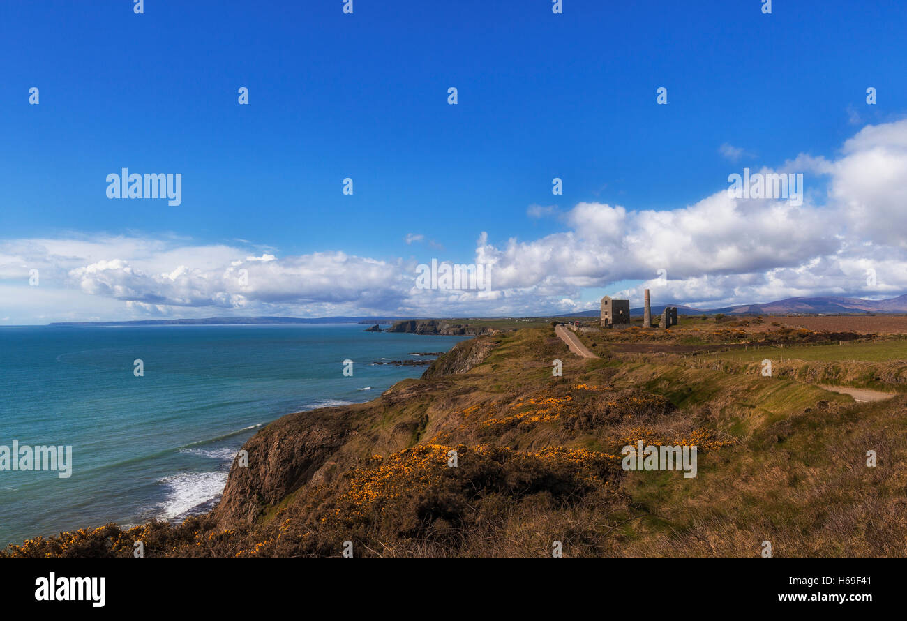 Tankardstown miniera di rame di edificio con lontane montagne Comeragh, rame Coast Geopark, Bunmahon, nella contea di Waterford, Irlanda Foto Stock