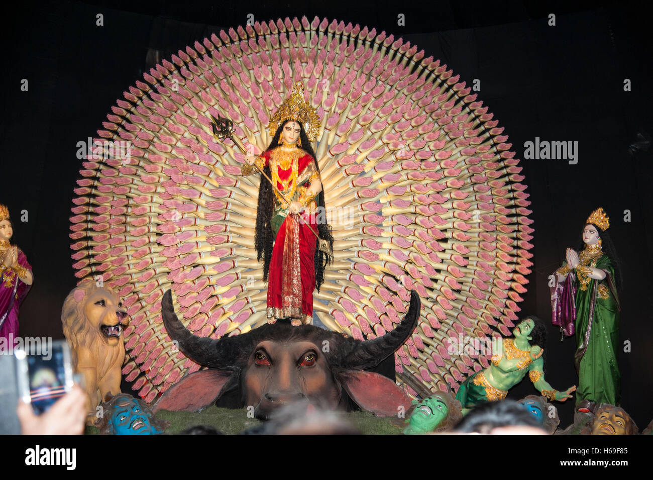 Parco Deshapriya Durga Puja 2016 Mondo del primo Durga idolo con 1000 Mani Desapriya Park Foto Stock