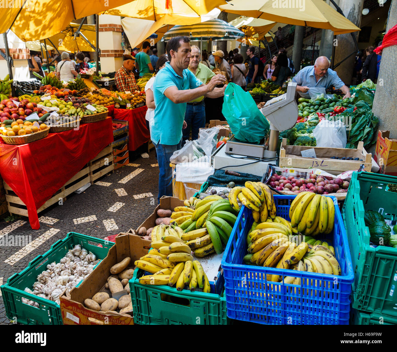 La frutta e la verdura sono in vendita nel mercato di Funchal hall sull'isola portoghese di Madeira Foto Stock