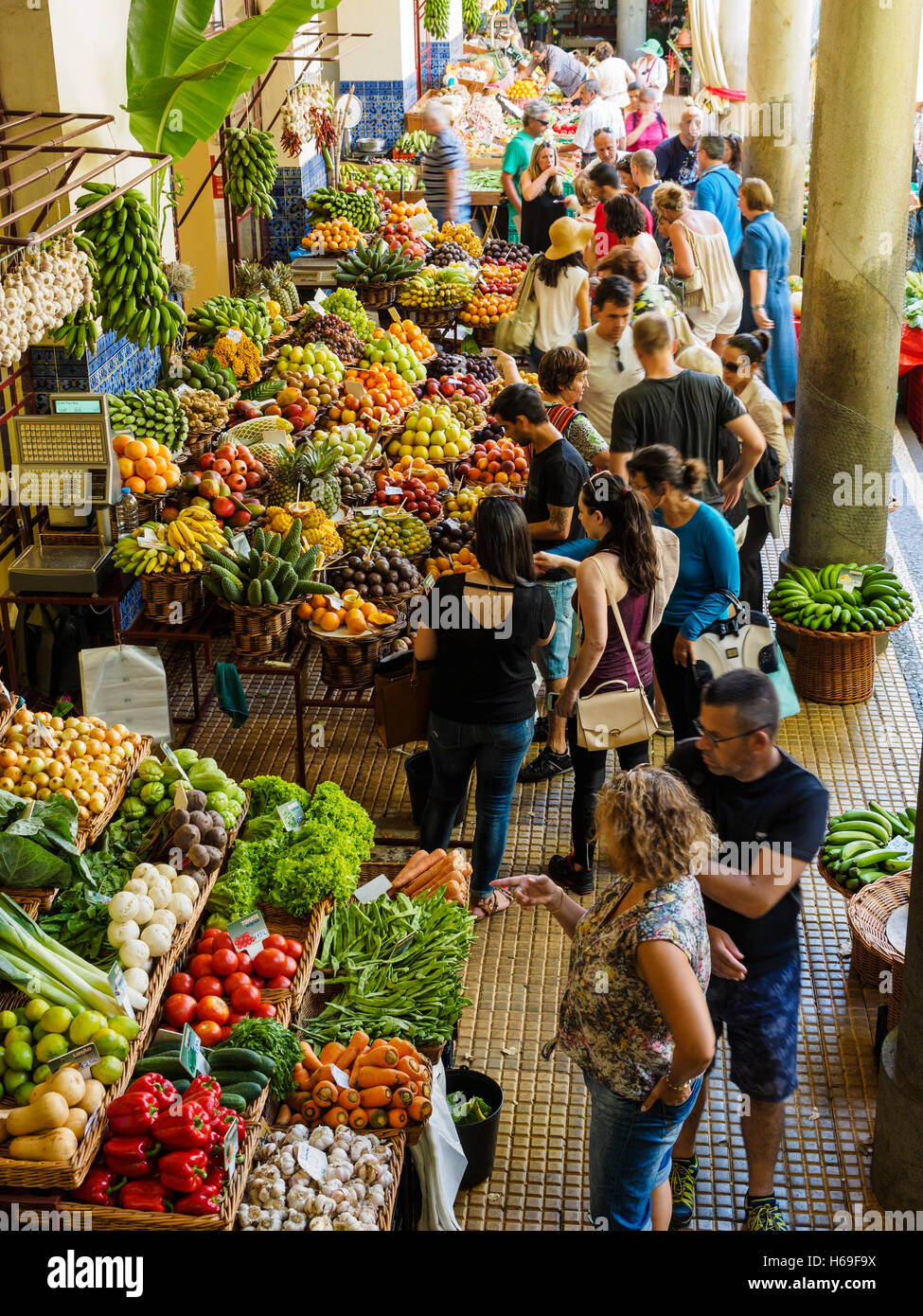 La frutta e la verdura sono in vendita nel mercato di Funchal hall sull'isola portoghese di Madeira Foto Stock