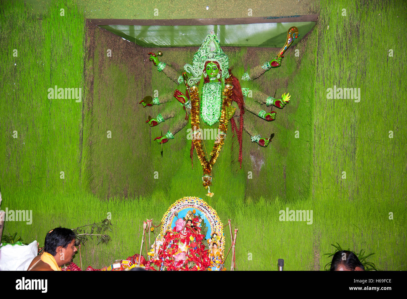 Idolo di dea Durga in erba verde in Kolkata west bengal india Foto Stock