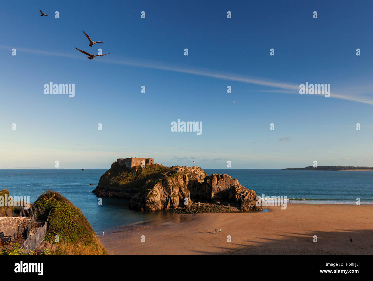 Tidal St Catherine's Island e Fort, legato a Tenby da Castle Beach in Pembrokeshire, Galles Foto Stock