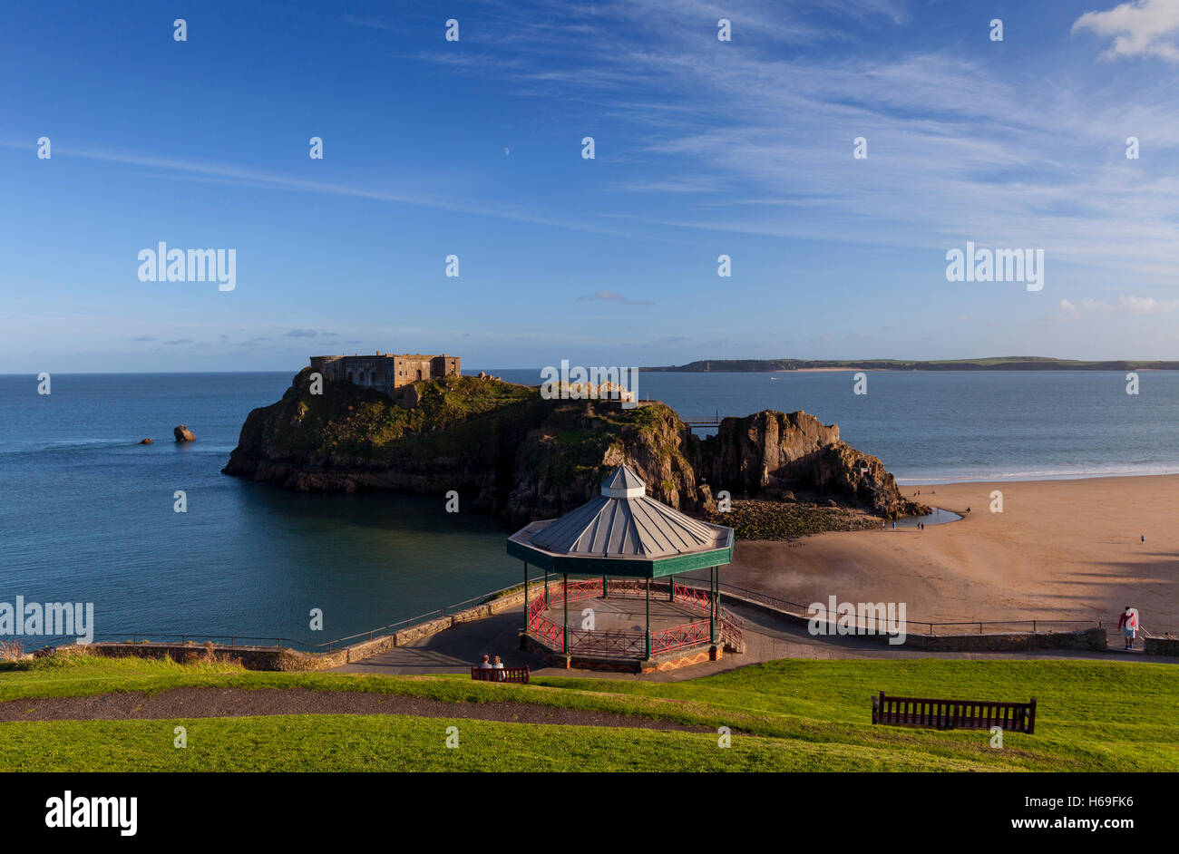 Tidal St Catherine's Island e Fort, legato a Tenby da Castle Beach in Pembrokeshire, Galles Foto Stock