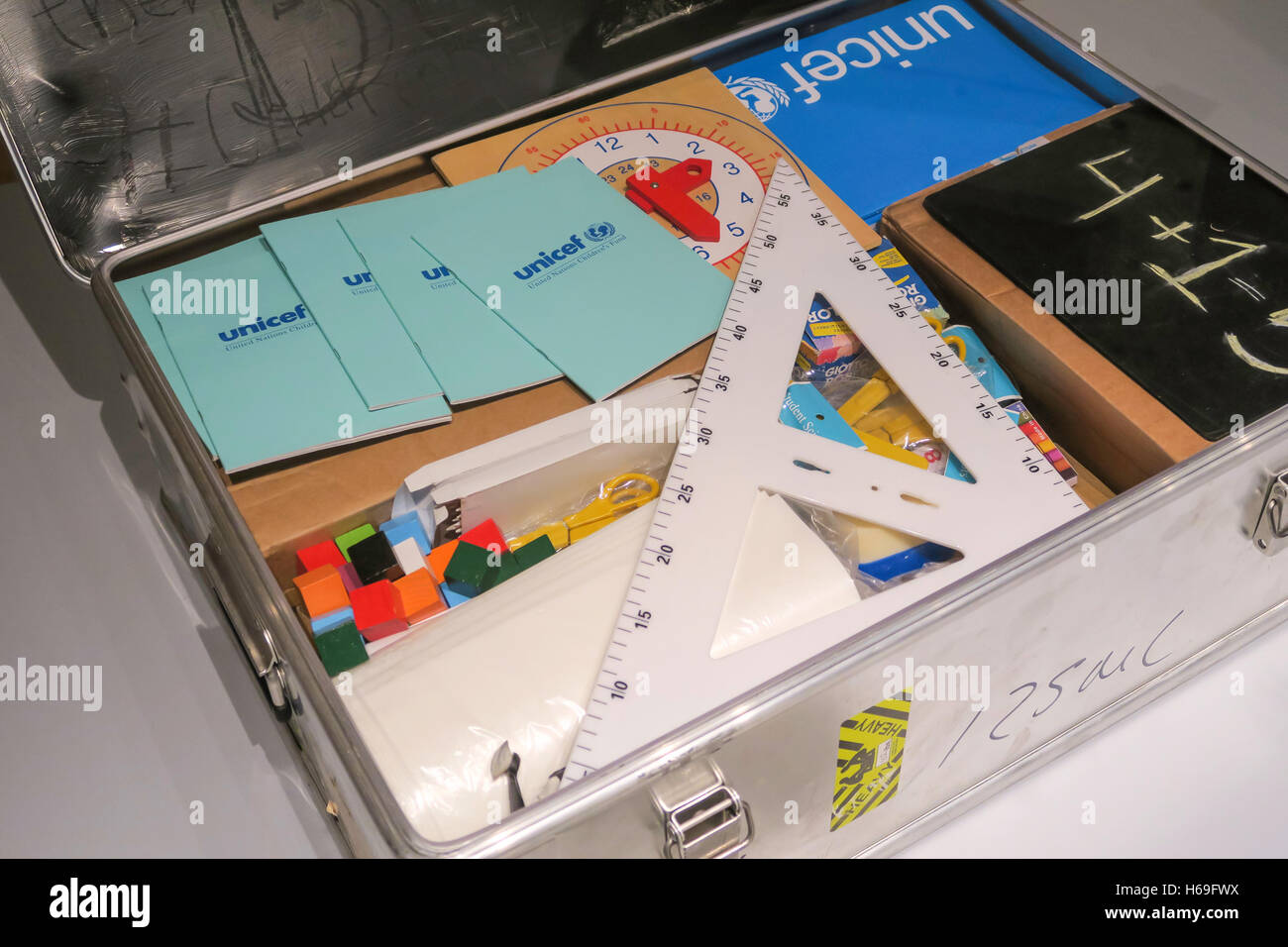 La scuola in una scatola, l'Ufficio dell'Alto Commissario delle Nazioni Unite per i Rifugiati (ACNUR) Display . MoMa, New York Foto Stock