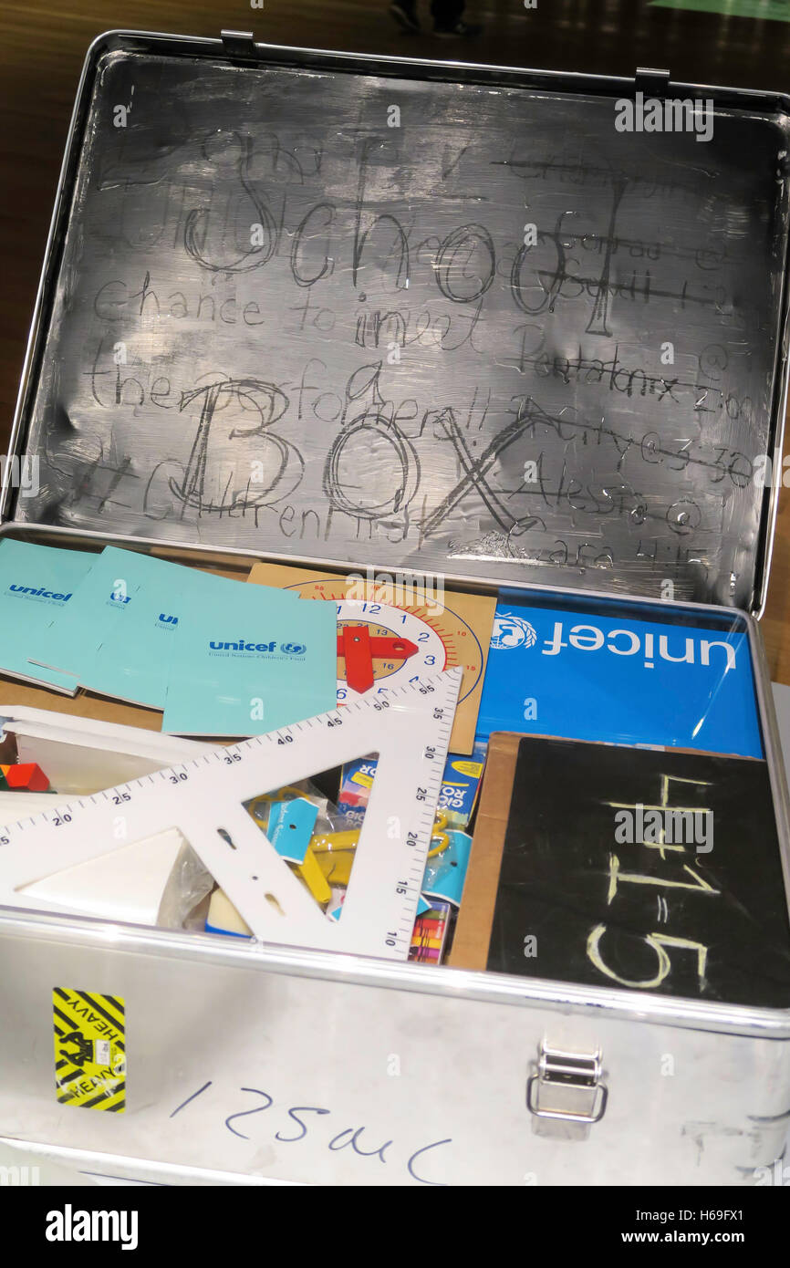 La scuola in una scatola, l'Ufficio dell'Alto Commissario delle Nazioni Unite per i Rifugiati (ACNUR) Display . MoMa, New York Foto Stock