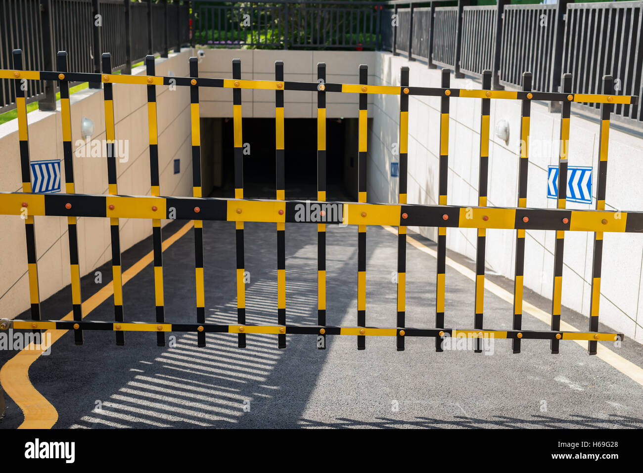 Veicolo barriera di sicurezza chiuso - ingresso al parcheggio sotterraneo Foto Stock